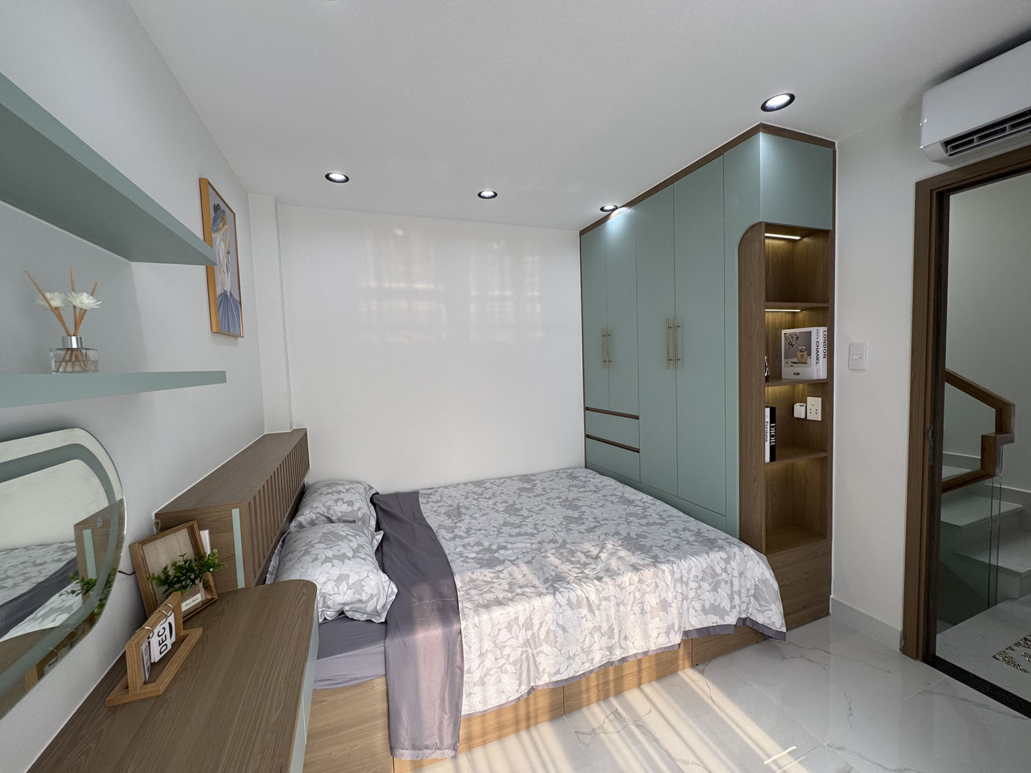 Biệt thự mini 3 lầu, t.kế Tân Cổ Điển, Full n.thất, hẻm ôtô Cầm Bá Thước - Cạnh Phố Ẩm Thực PXLong